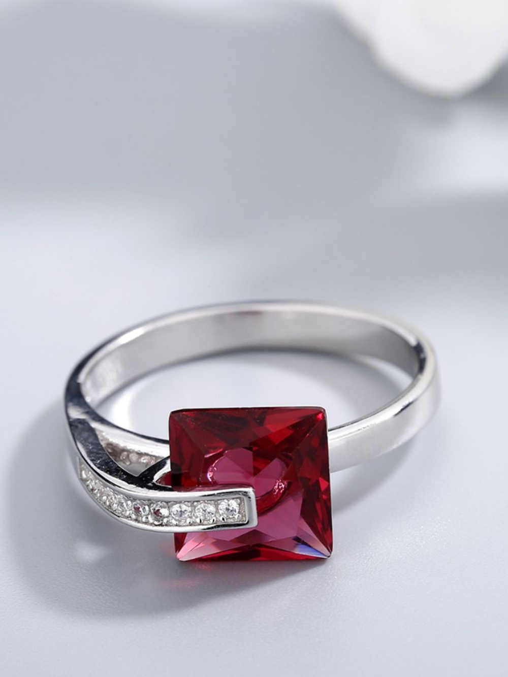Solvivra Glimmer Gaze Zircon Ring