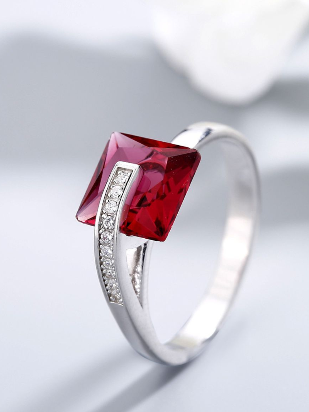 Solvivra Glimmer Gaze Zircon Ring