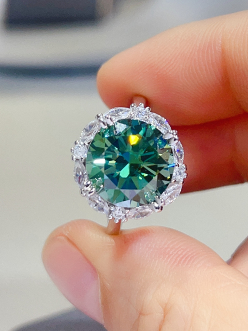Solvivra Emerald Flare Moissanite Ring