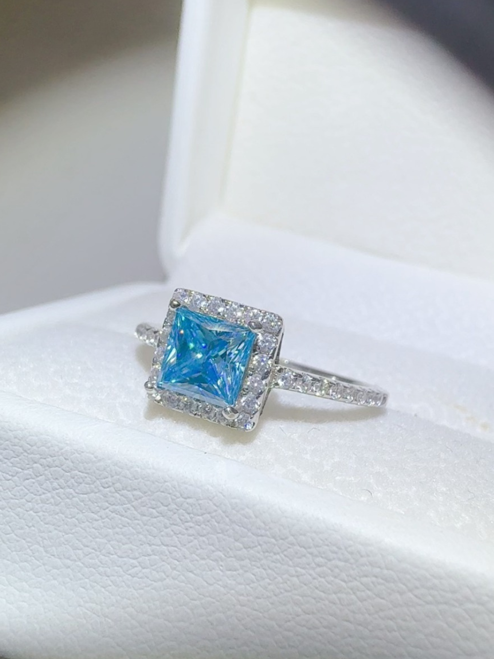 Solvivra Sky Aura Square Ring