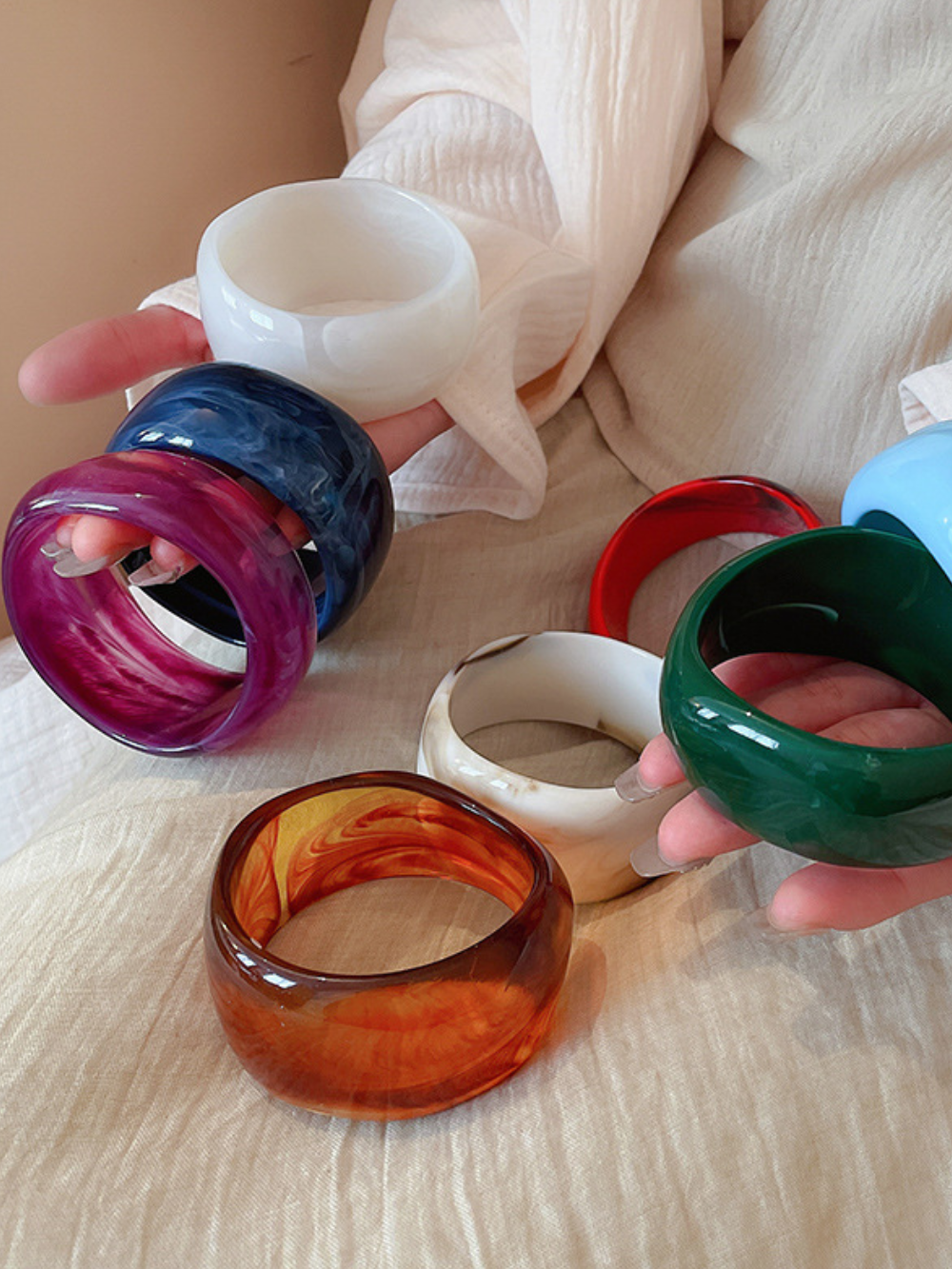 Solvivra Acrylic Rretro Bangle