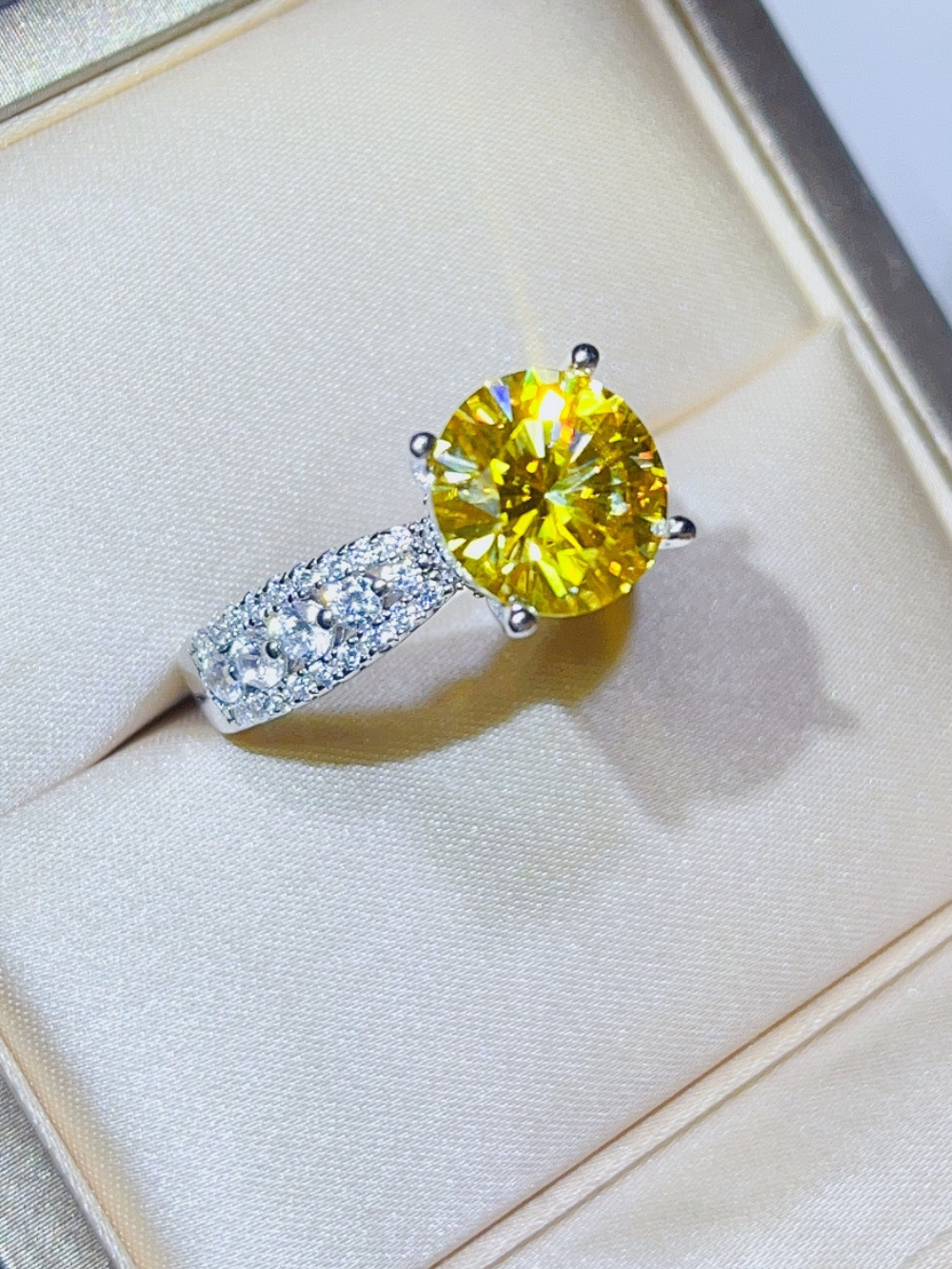 Solvivra Aurelia Radiance Ring