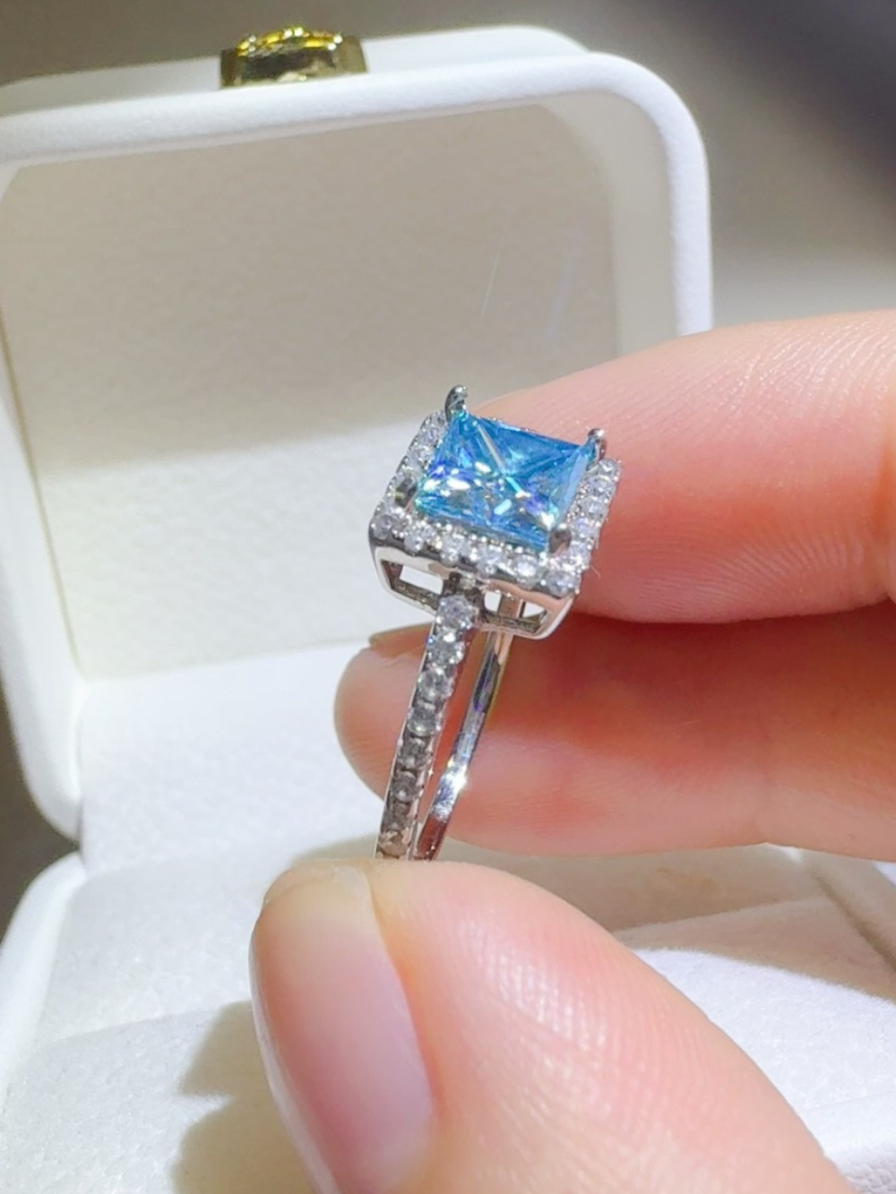 Solvivra Sky Aura Square Ring