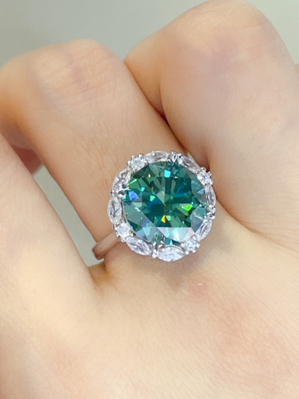 Solvivra Emerald Flare Moissanite Ring