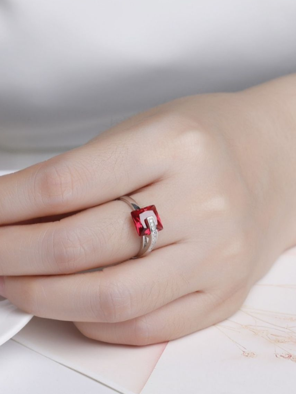 Solvivra Glimmer Gaze Zircon Ring